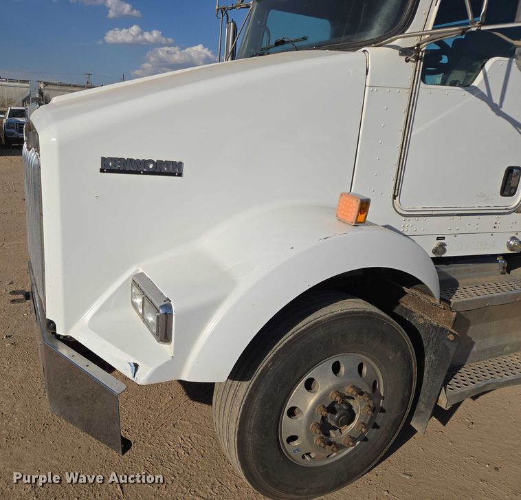 image for item DY1290 2012 Kenworth T800 semi truck