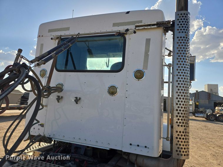 image for item DY1290 2012 Kenworth T800 semi truck