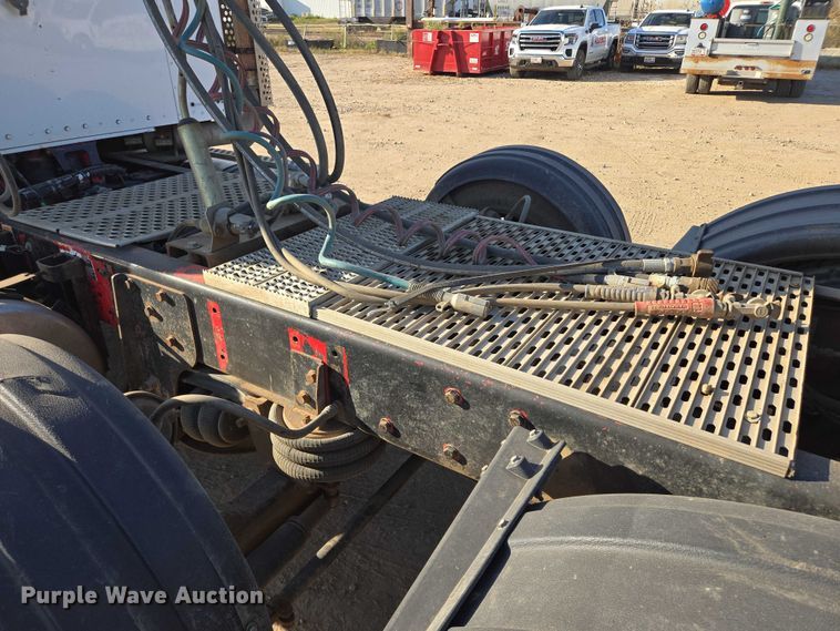 image for item DY1290 2012 Kenworth T800 semi truck