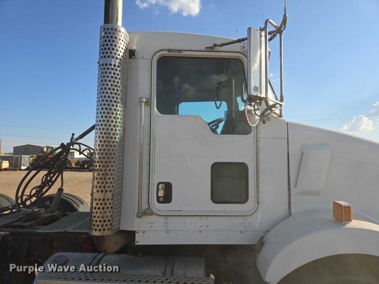 image for item DY1290 2012 Kenworth T800 semi truck