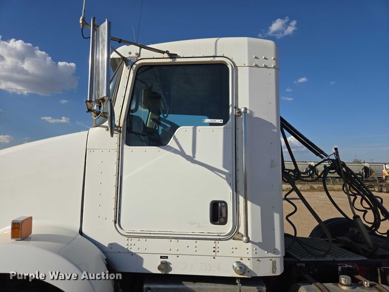 image for item DY1290 2012 Kenworth T800 semi truck
