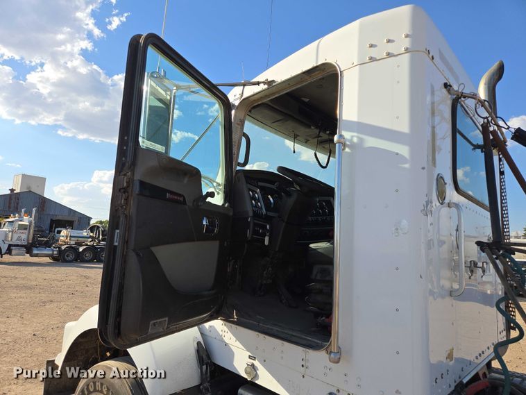 image for item DY1290 2012 Kenworth T800 semi truck