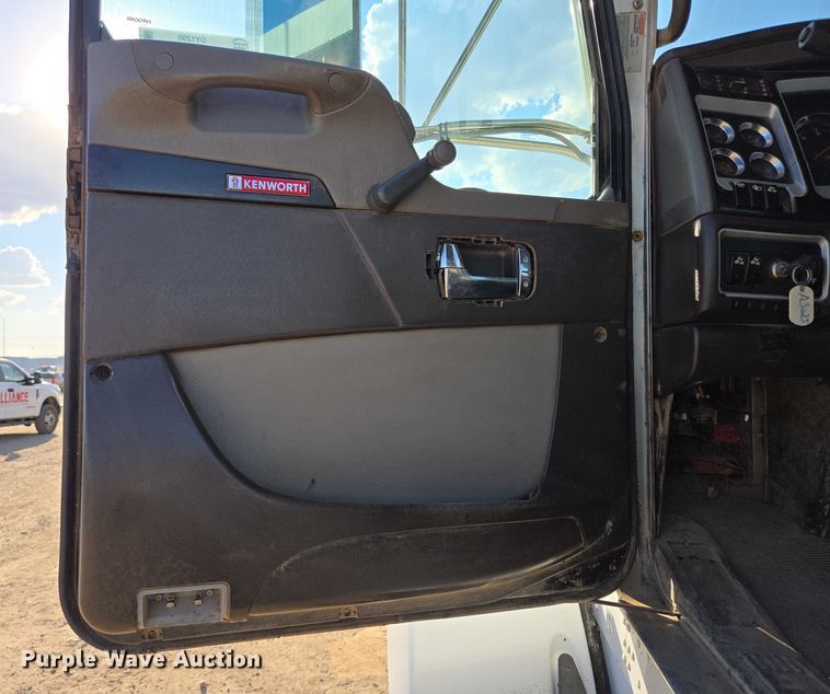 image for item DY1290 2012 Kenworth T800 semi truck