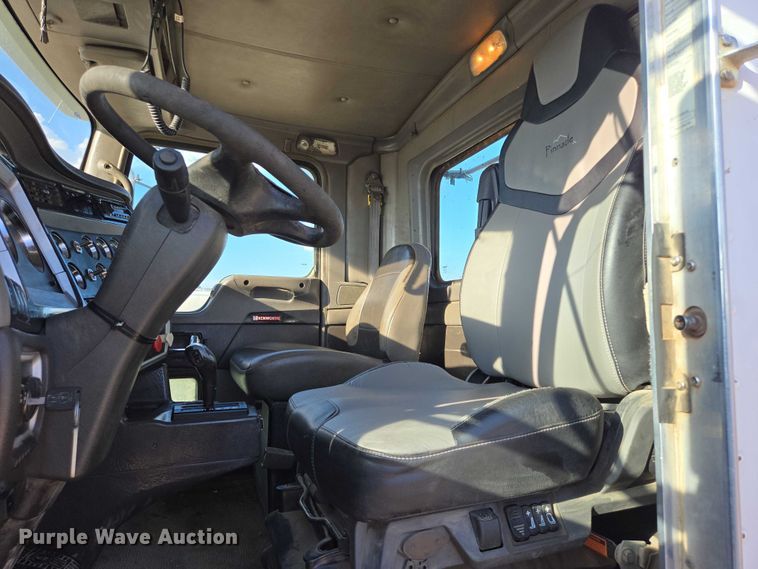 image for item DY1290 2012 Kenworth T800 semi truck