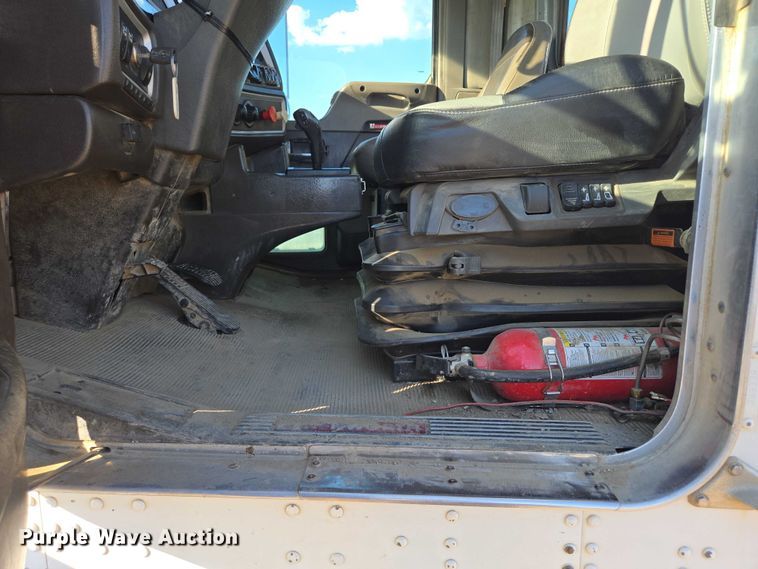 image for item DY1290 2012 Kenworth T800 semi truck