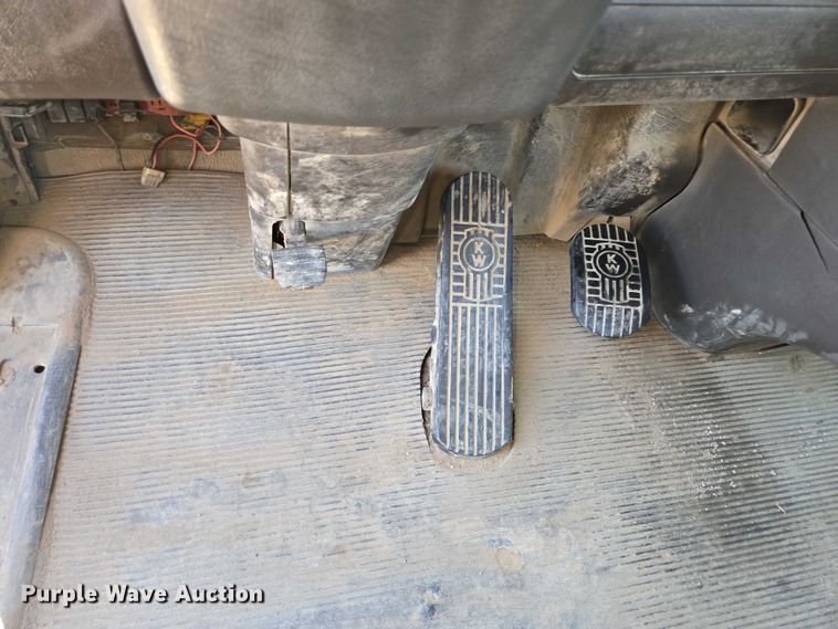 image for item DY1290 2012 Kenworth T800 semi truck