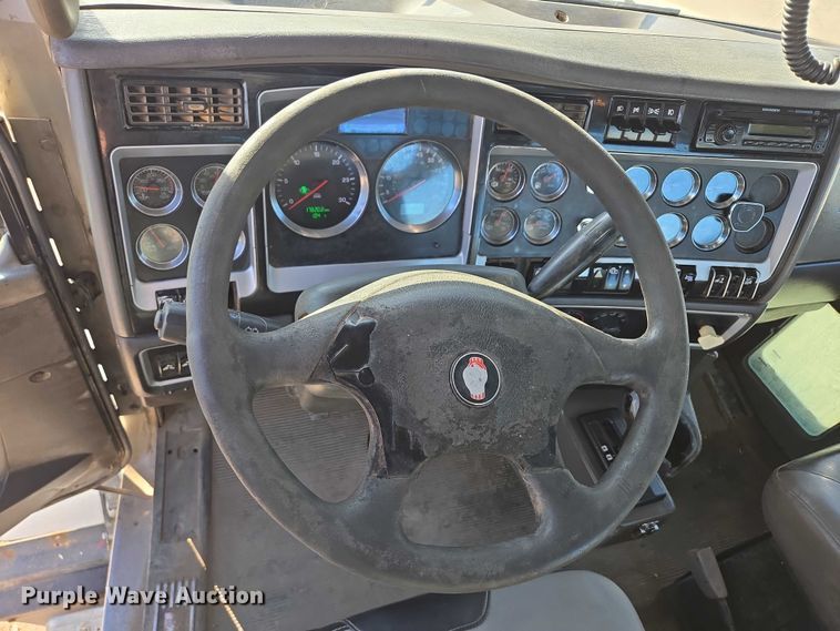 image for item DY1290 2012 Kenworth T800 semi truck