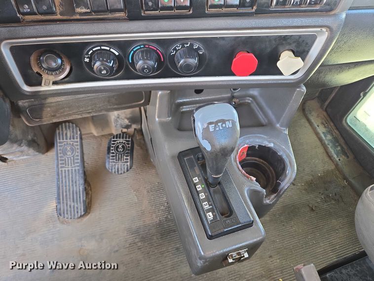 image for item DY1290 2012 Kenworth T800 semi truck