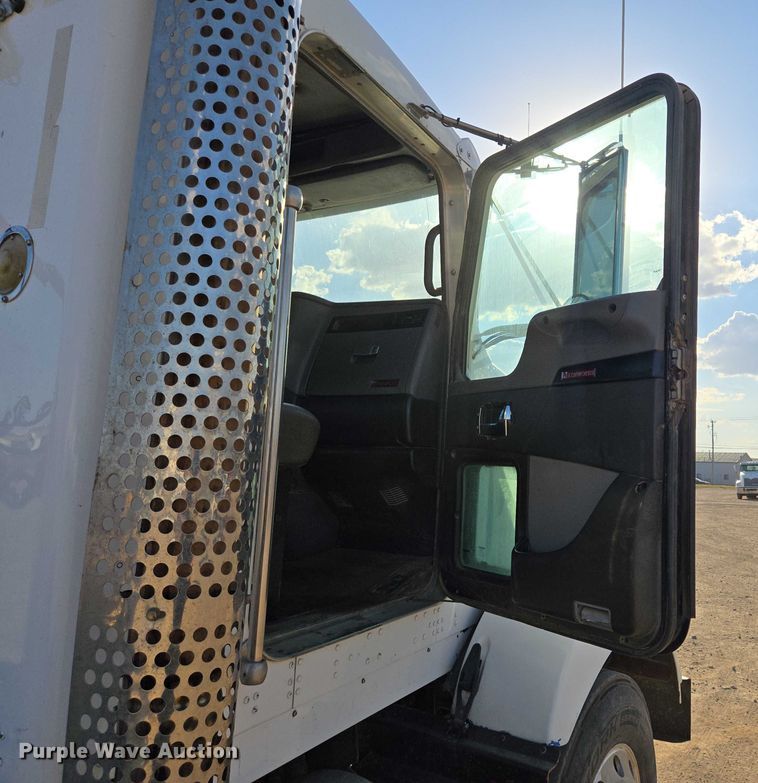 image for item DY1290 2012 Kenworth T800 semi truck