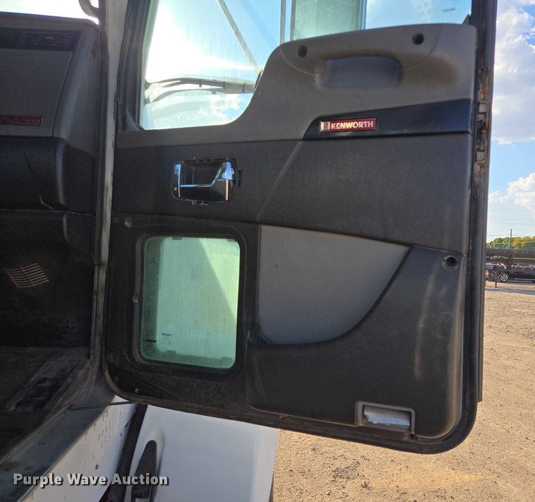 image for item DY1290 2012 Kenworth T800 semi truck