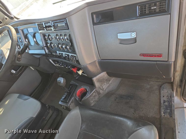 image for item DY1290 2012 Kenworth T800 semi truck