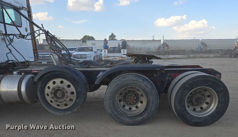 image for item DY1290 2012 Kenworth T800 semi truck