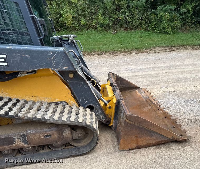image for item DY8190 2015 John Deere 333E tracked skid steer loader