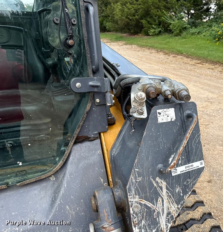 image for item DY8190 2015 John Deere 333E tracked skid steer loader