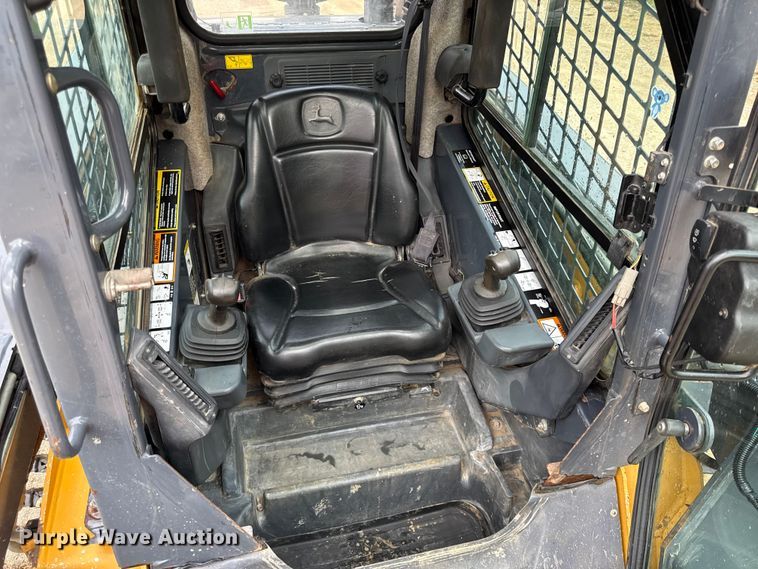 image for item DY8190 2015 John Deere 333E tracked skid steer loader