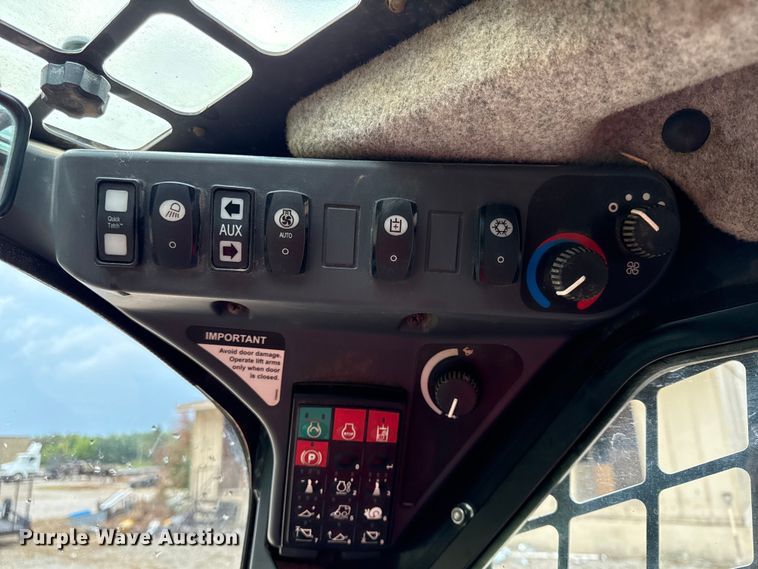 image for item DY8190 2015 John Deere 333E tracked skid steer loader