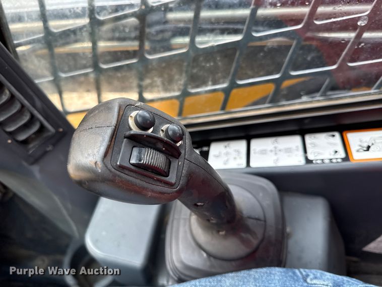 image for item DY8190 2015 John Deere 333E tracked skid steer loader