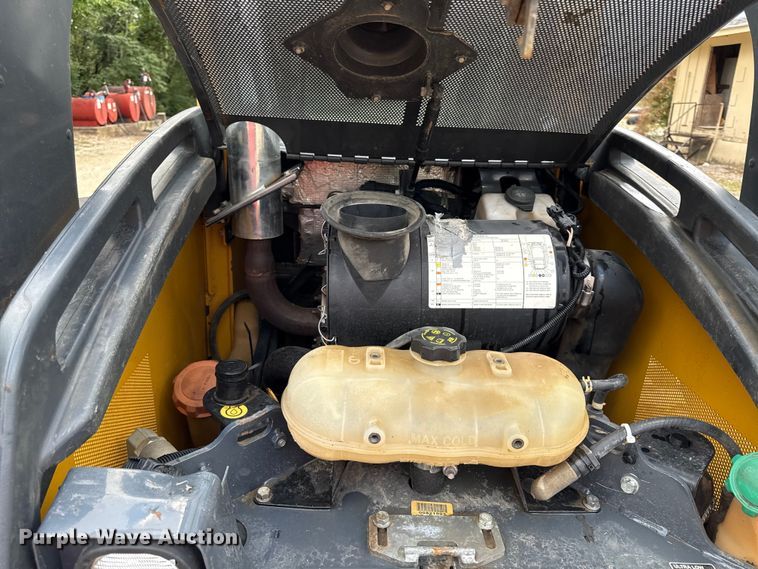 image for item DY8190 2015 John Deere 333E tracked skid steer loader