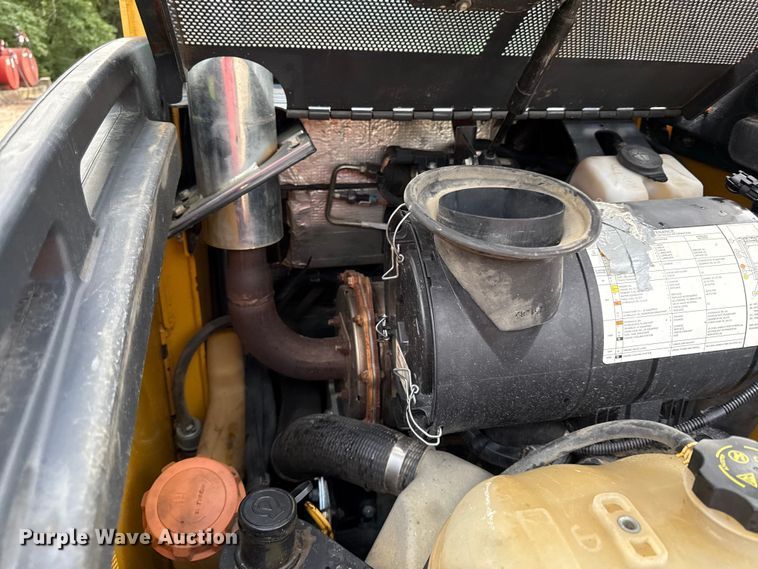 image for item DY8190 2015 John Deere 333E tracked skid steer loader