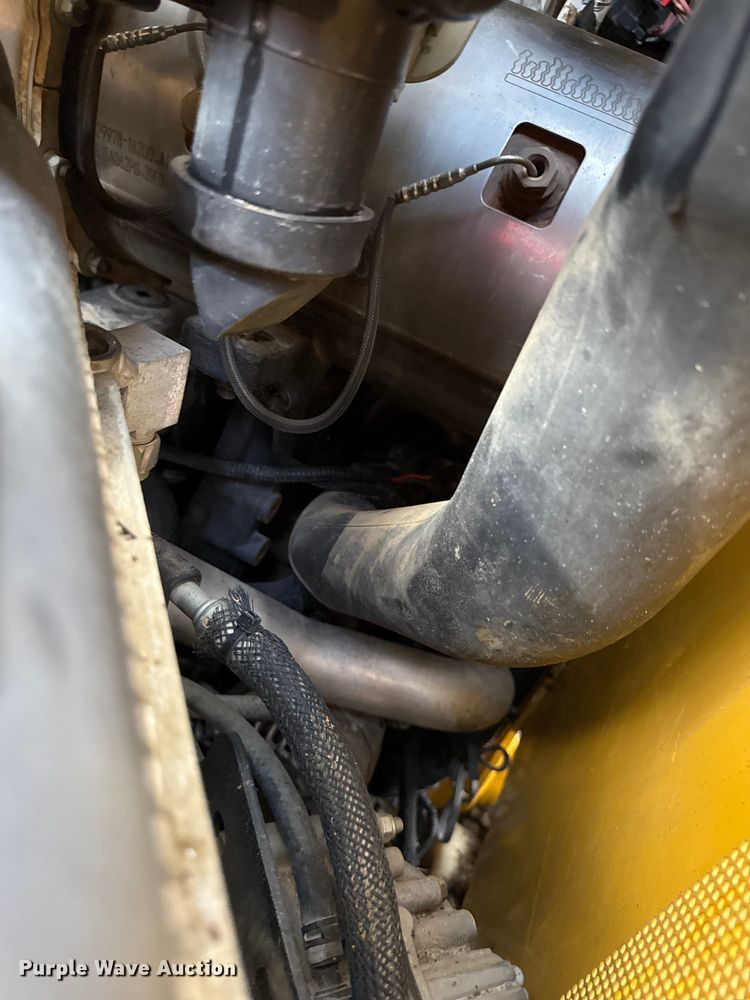 image for item DY8190 2015 John Deere 333E tracked skid steer loader