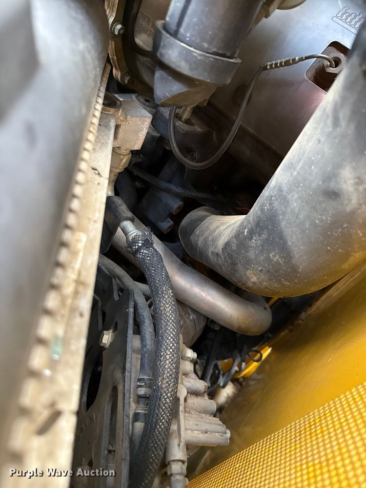 image for item DY8190 2015 John Deere 333E tracked skid steer loader