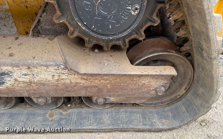 image for item DY8190 2015 John Deere 333E tracked skid steer loader