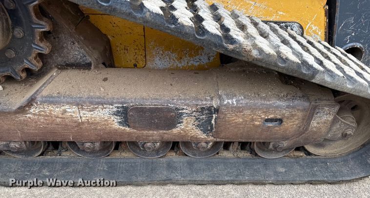 image for item DY8190 2015 John Deere 333E tracked skid steer loader