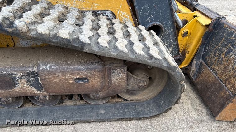 image for item DY8190 2015 John Deere 333E tracked skid steer loader