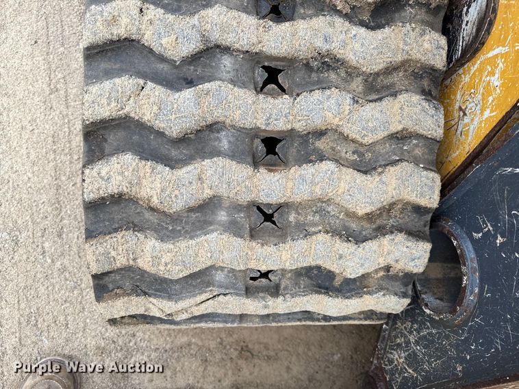 image for item DY8190 2015 John Deere 333E tracked skid steer loader