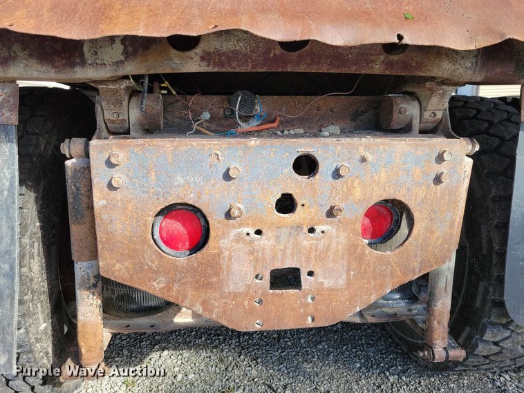 image for item DZ6613 1991 International  9400 dump truck