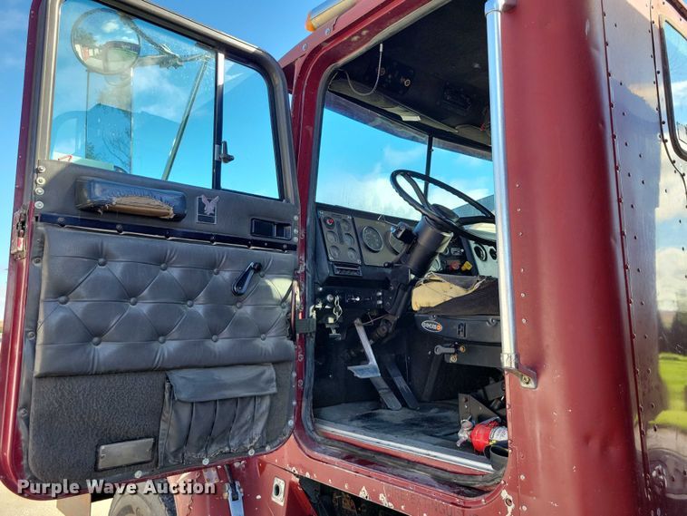 image for item DZ6613 1991 International  9400 dump truck