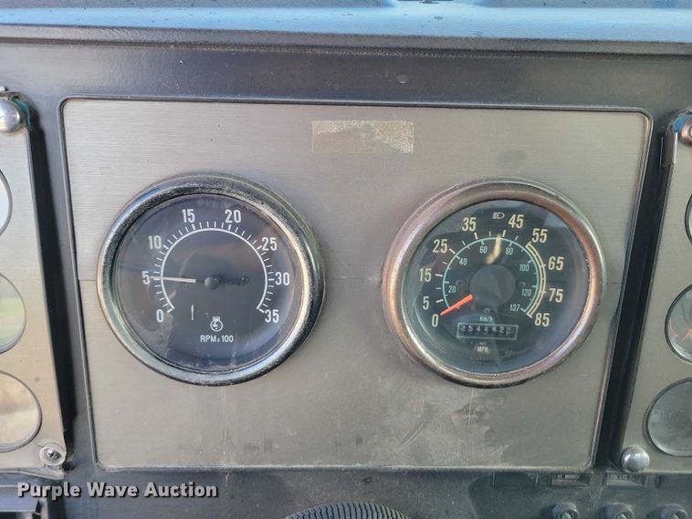 image for item DZ6613 1991 International  9400 dump truck