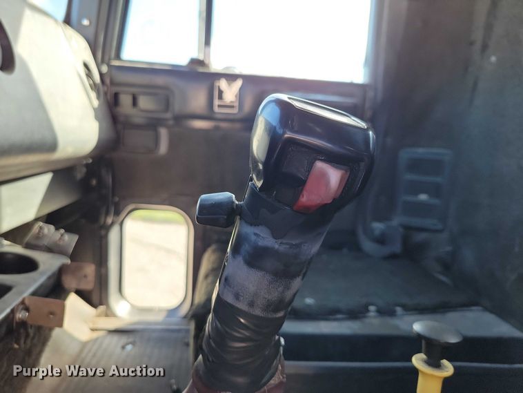 image for item DZ6613 1991 International  9400 dump truck