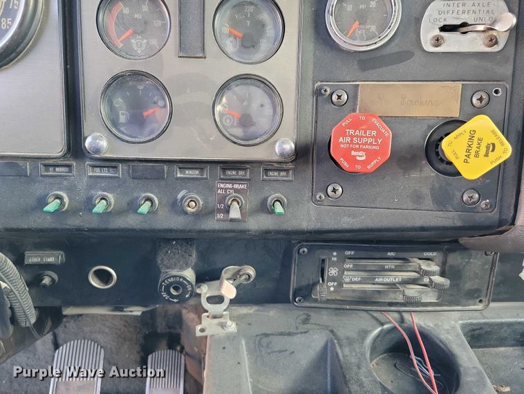 image for item DZ6613 1991 International  9400 dump truck