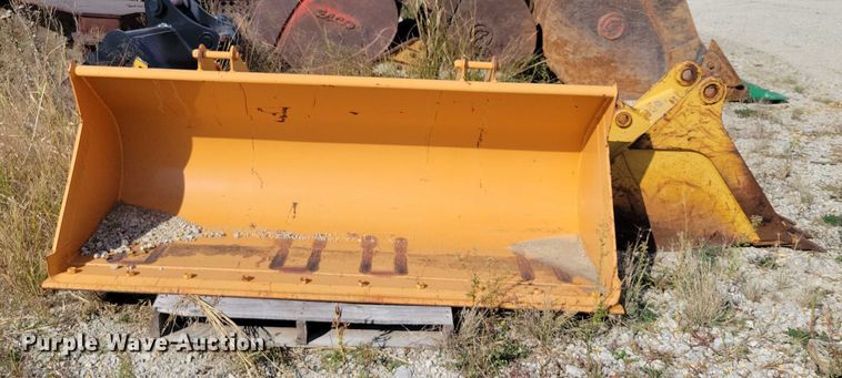 image for item DZ6728 (2) backhoe buckets