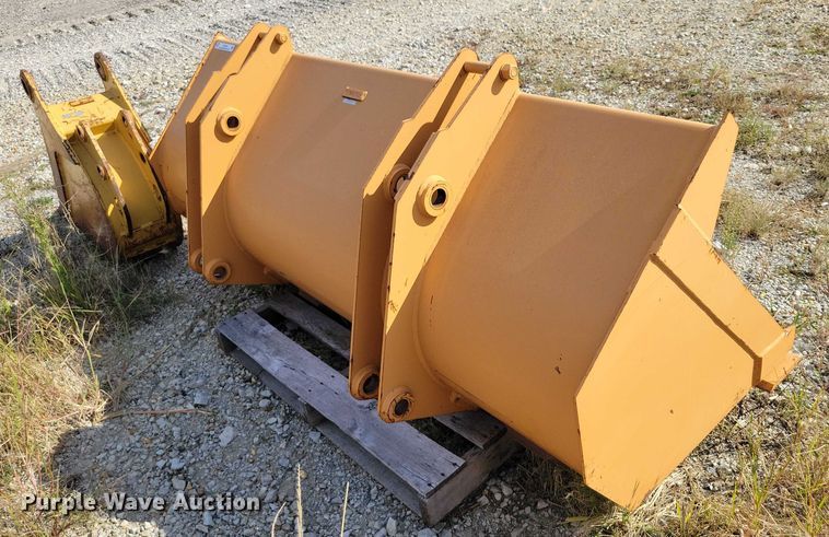 image for item DZ6728 (2) backhoe buckets