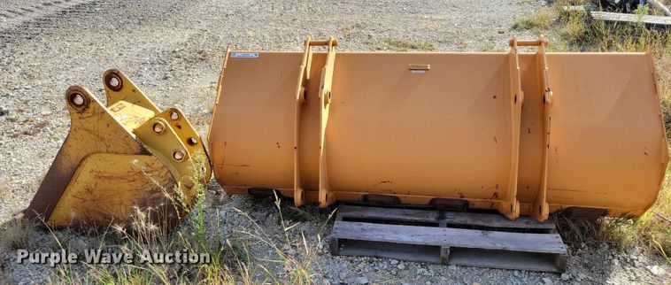 image for item DZ6728 (2) backhoe buckets