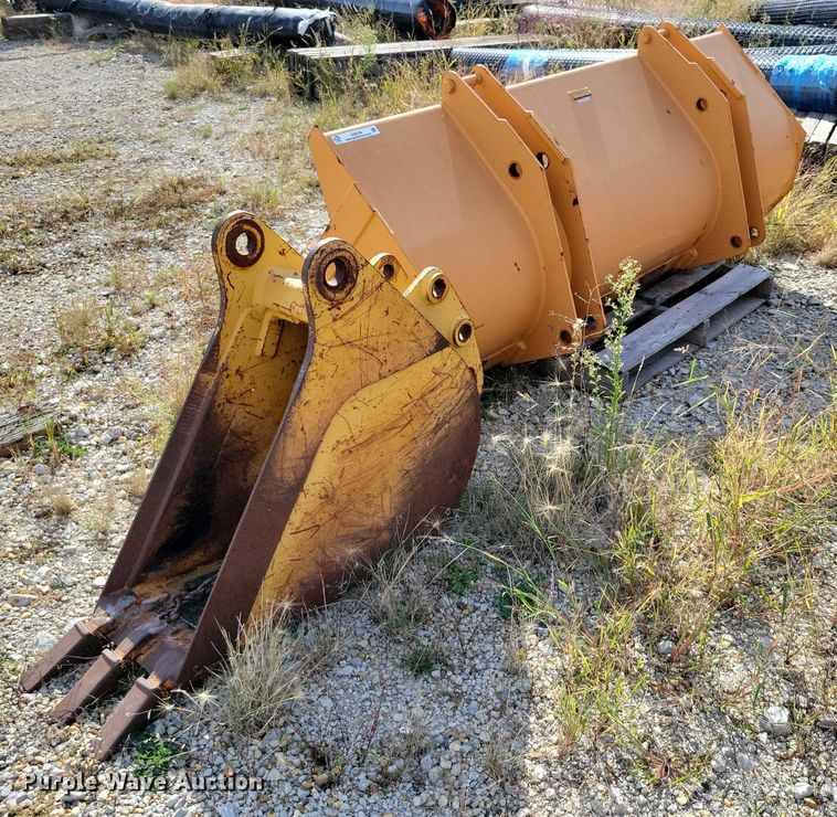 image for item DZ6728 (2) backhoe buckets