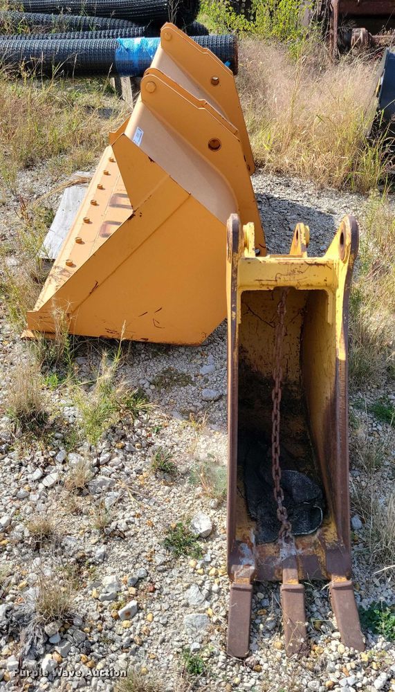 image for item DZ6728 (2) backhoe buckets