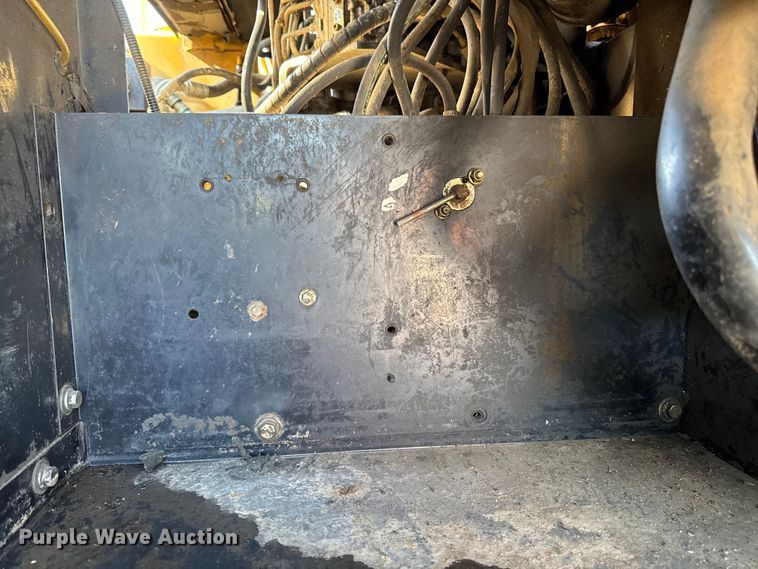 image for item EA1891 2005 John Deere 200C LC excavator