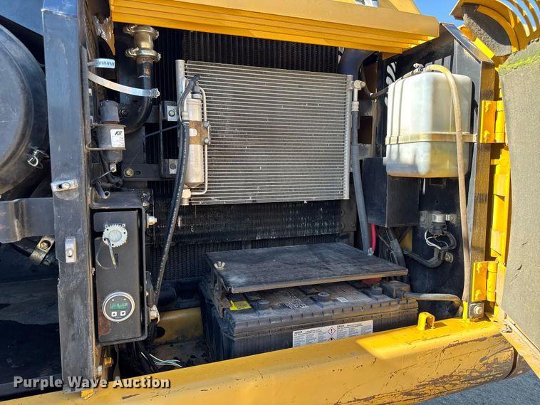 image for item EA1891 2005 John Deere 200C LC excavator