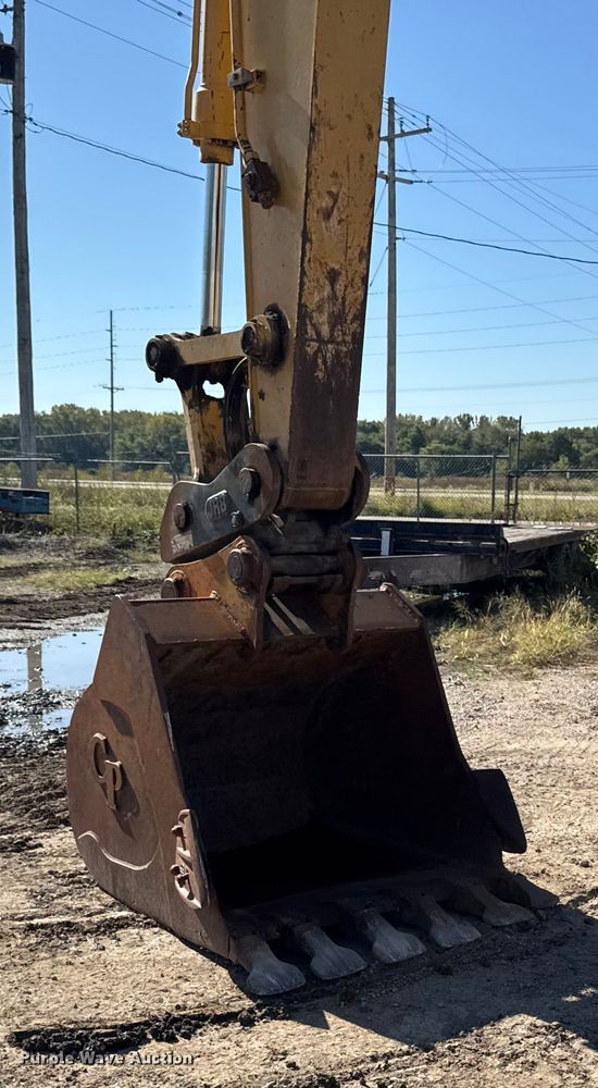 image for item EA1891 2005 John Deere 200C LC excavator