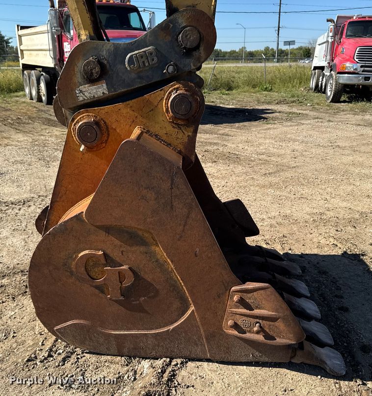 image for item EA1891 2005 John Deere 200C LC excavator