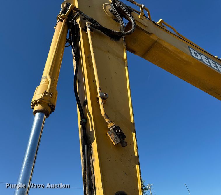 image for item EA1891 2005 John Deere 200C LC excavator