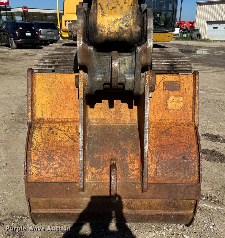 image for item EA1891 2005 John Deere 200C LC excavator