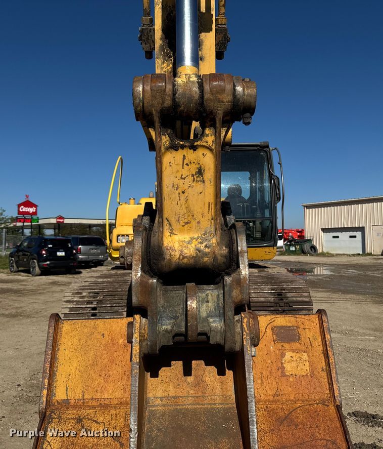 image for item EA1891 2005 John Deere 200C LC excavator