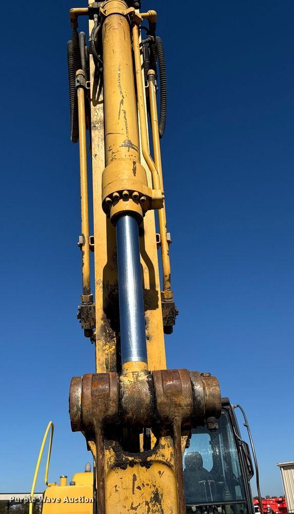 image for item EA1891 2005 John Deere 200C LC excavator