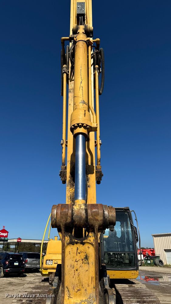 image for item EA1891 2005 John Deere 200C LC excavator