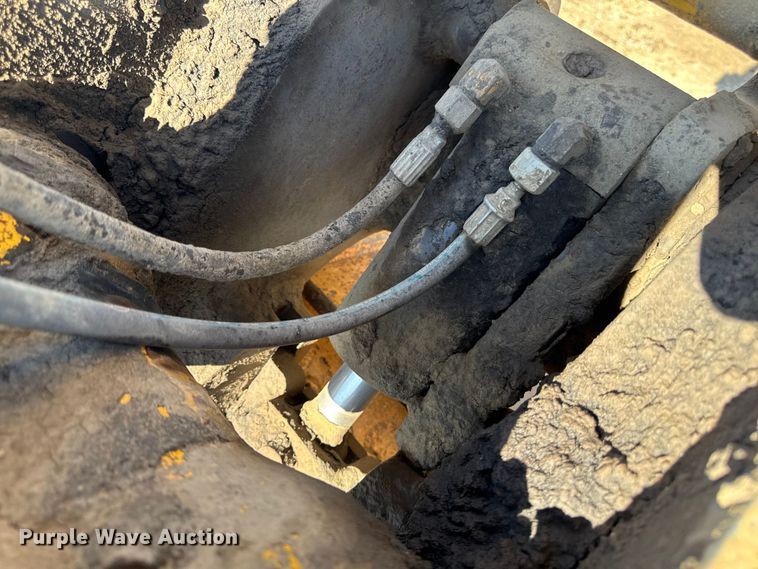 image for item EA1891 2005 John Deere 200C LC excavator