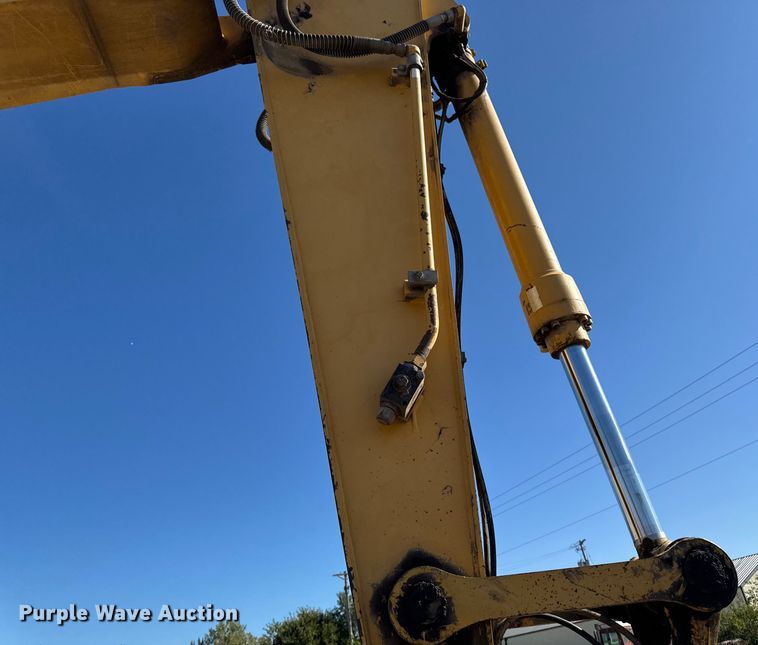 image for item EA1891 2005 John Deere 200C LC excavator